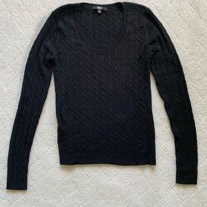 Uniqlo black cashmere blend long sleeve cable knit scoop neck sweater. Size XS.